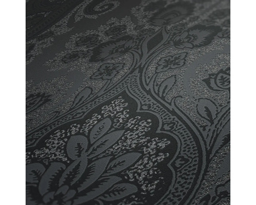 Detail tmavej tapety s kvetinovým vzorom