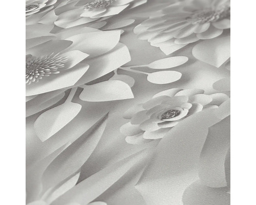 Detail štruktúrovanej tapety s kvetinovým vzorom