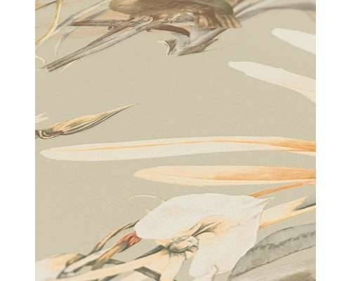 Detail tapety s kvetinovými a vtáčími motívmi