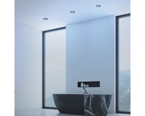 Moderná kúpeľňa s voľne stojacou vaňou, stropnými svetlami a veľkým oknom