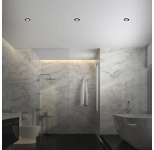 Moderná kúpeľňa s mramorovými stenami, sprchou, vaňou, umývadlom a stropnými svetlami