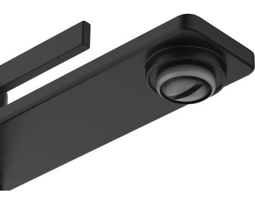 Detailný záber na čierny vodovodný kohútik