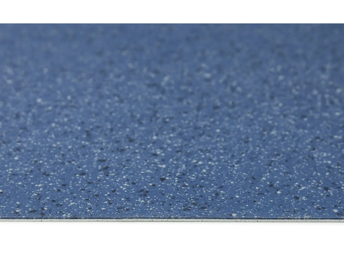 Detail modrej PVC podlahy so škvrnitým vzorom