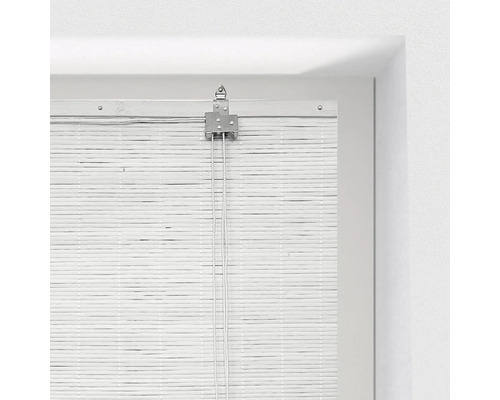 Bambusová roleta v okennom ráme s ťahacími šnúrami