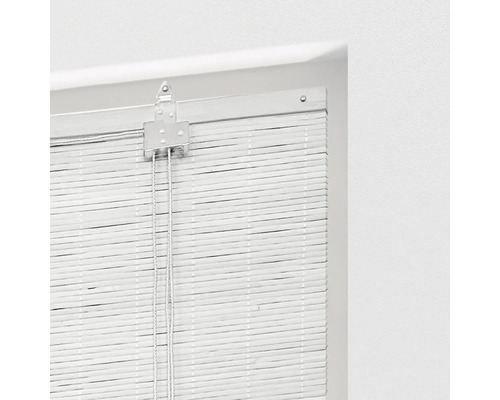 Detail bambusovej žalúzie s ovládacími šnúrami