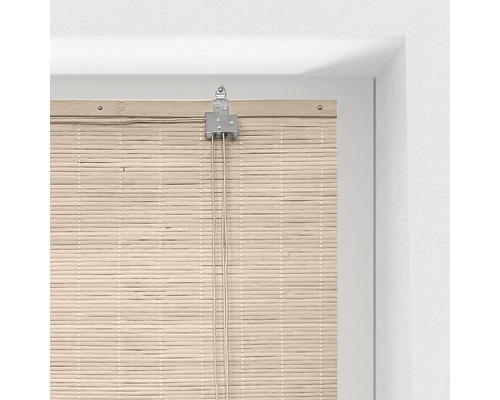 Bambusová roleta s ovládacím mechanizmom v okennom ráme