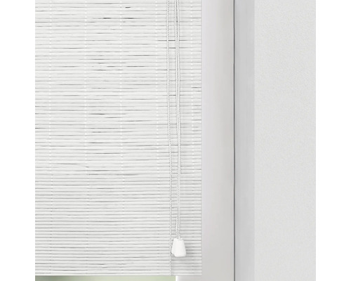 Detail bielej bambusovej rolety so sťahovacou šnúrou na dekoráciu okien.