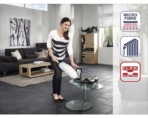 Žena upratuje obývaciu izbu prachovkou z mikrovlákna