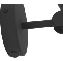 Detailný pohľad na čiernu lampu so skrutkou a upevňovacou tyčou