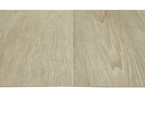 Detail vinylovej podlahy s dreveným vzhľadom