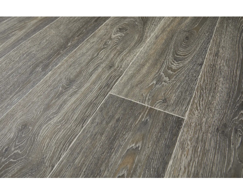 Detailný záber položených laminátových podlahových dosiek s drevenou štruktúrou