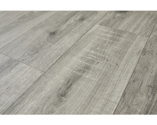 Sivá laminátová podlaha s dreveným vzhľadom