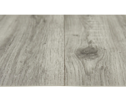 Detail dvoch sivých vinylových podlahových panelov s drevenou štruktúrou