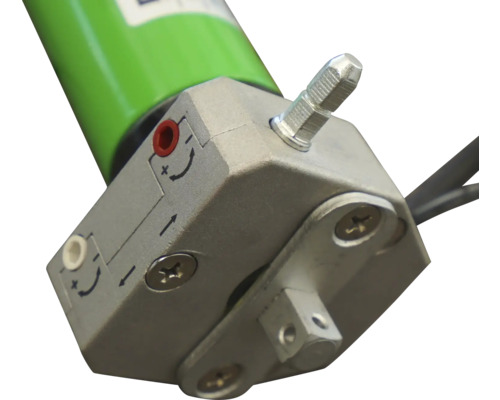 Detail roletového motora s nastavovacími skrutkami