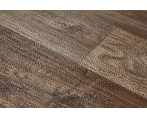 Detail laminátovej podlahy s dreveným vzhľadom