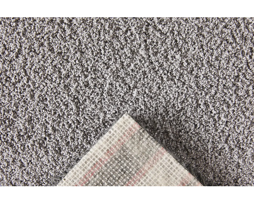 Sivý koberec s textilným podkladom