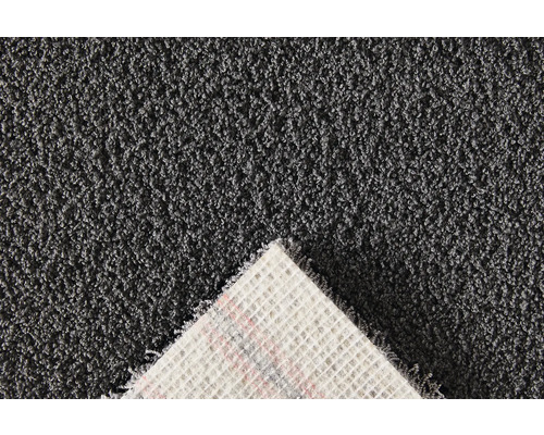 Detailný pohľad na sivý koberec s vlasom a textilnou zadnou stranou