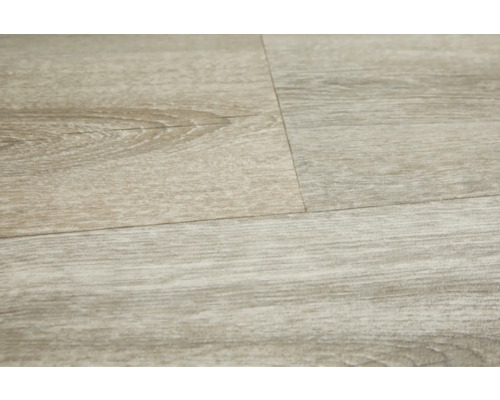 Detail laminátovej podlahy s dreveným vzhľadom
