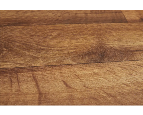 Detail laminátovej podlahy s dreveným vzhľadom