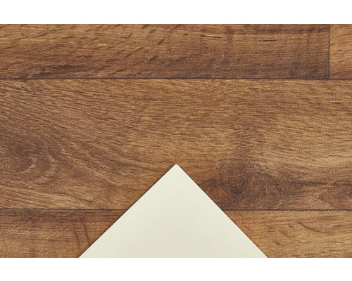 Drevená podlaha s laminátom a bielym rohovým detailom