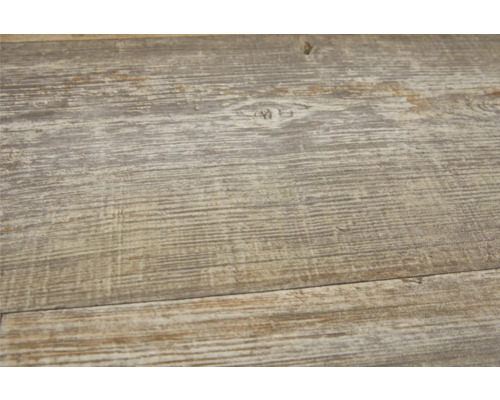 Detail laminátu s dreveným vzhľadom.