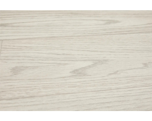 Detail laminátovej podlahy s dreveným vzhľadom