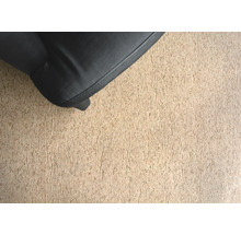 Detailný záber čiernej nohy nábytku na korkovej podlahe