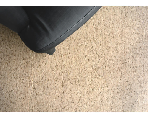 Detailný záber čiernej nohy nábytku na korkovej podlahe