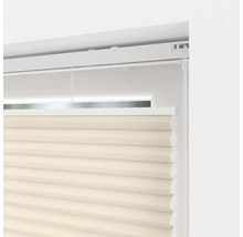 Detail béžovej plisovanej žalúzie v okne