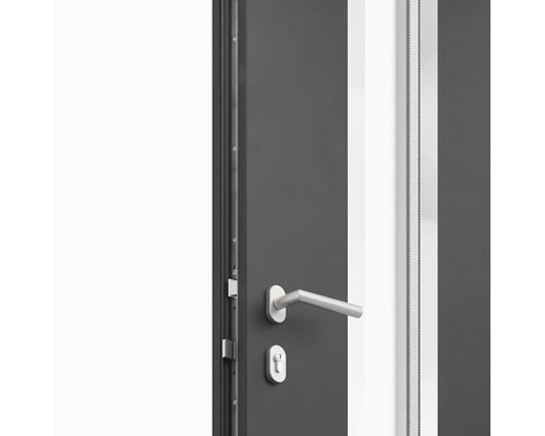 Detailný pohľad na sivé vchodové dvere s kľučkou a zámkom