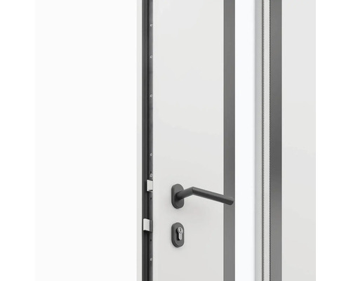 Detailný pohľad na biele dvere s čiernou kľučkou a zámkom