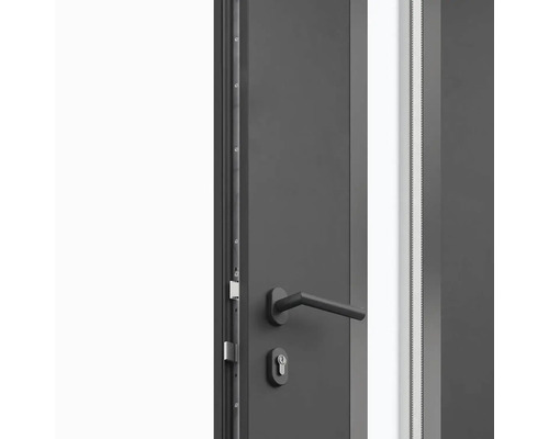 Detailný pohľad na vchodové dvere s kľučkou a zámkom