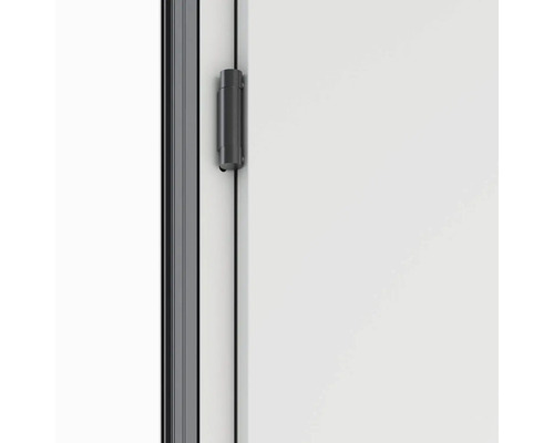 Detailný pohľad na zatvárač dverí na dverách