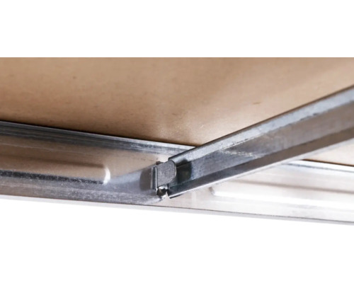 Detail stropnej konštrukcie s kovovými profilmi a stropnými panelmi