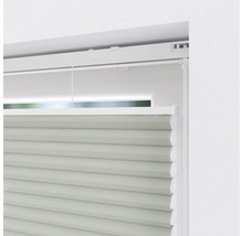 Detailný pohľad na plisé žalúzie v okne