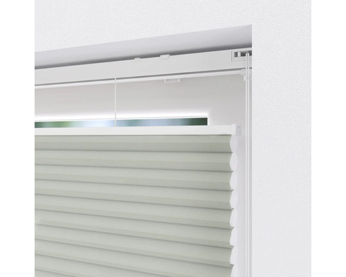 Detailný pohľad na plisé žalúzie v okne