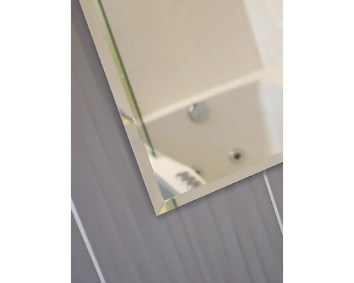 Detailný záber zrkadla v kúpeľni