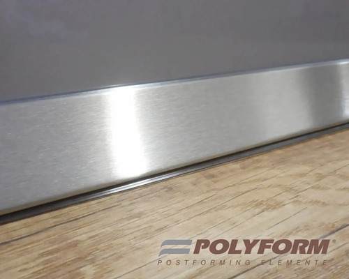 Nerezová soklová lišta pred drevenou podlahou