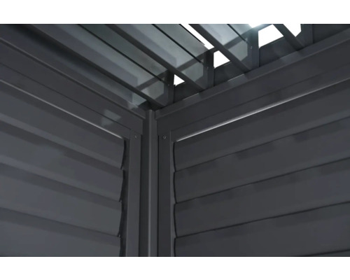 Detailný pohľad na sivú pergolu s lamelovou strechou a bočnými stenami.