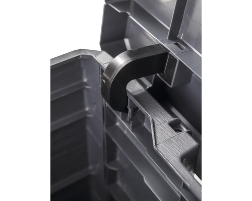 Detailný pohľad na bedňu na náradie s čiernou plastovou rukoväťou