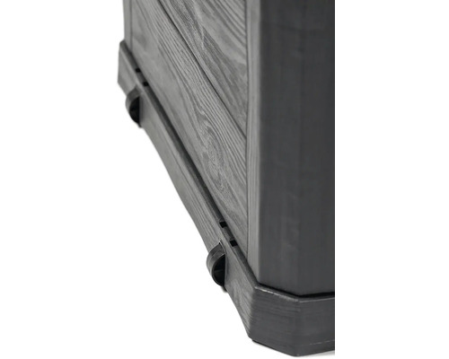 Detailný pohľad na sivý úložný box s drevenou štruktúrou a kolieskami