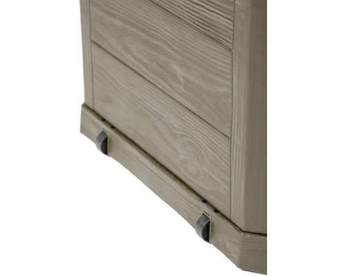 Detail záhradnej truhly z dreva s kolieskami