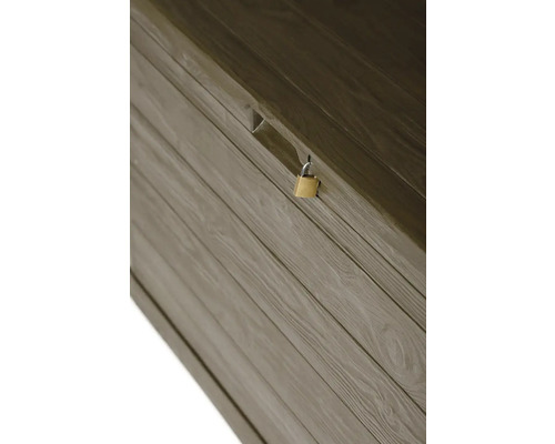 Detailný pohľad na drevený záhradný box s visiacim zámkom pre bezpečné uloženie