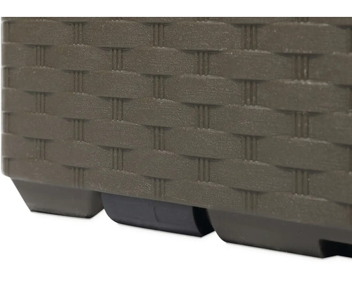 Detailný pohľad na úložný box s ratanovým vzorom a kolieskami.
