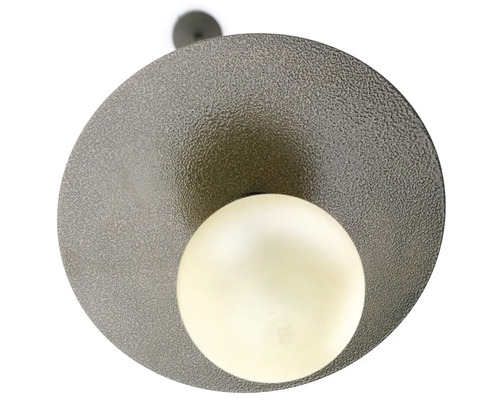 Detail okrúhleho nástenného svietidla so svetelným zdrojom v tvare žiarovky