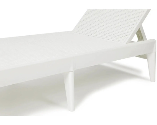 Detailný pohľad na biele záhradné ležadlo z plastu