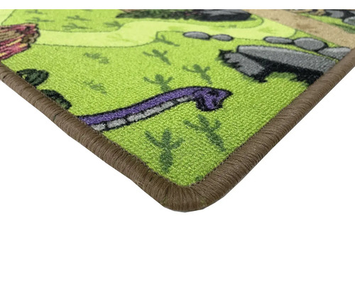 Detail hracieho koberca so vzorom hadov a kaktusov a hnedým lemom