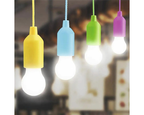 Niekoľko farebných LED žiaroviek visí na šnúrke