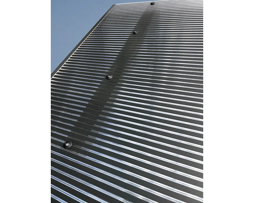 Trapézový plech s upevňovacími skrutkami