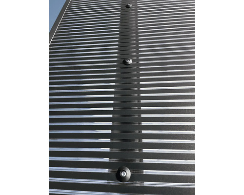 Detailný záber priehľadnej vlnitej plastovej dosky s upevňovacími skrutkami.